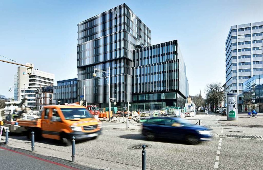 Der Neubau der Volksbank Freiburg an d...marckallee soll Ende Juni fertig sein.  | Foto: Michael Bamberger