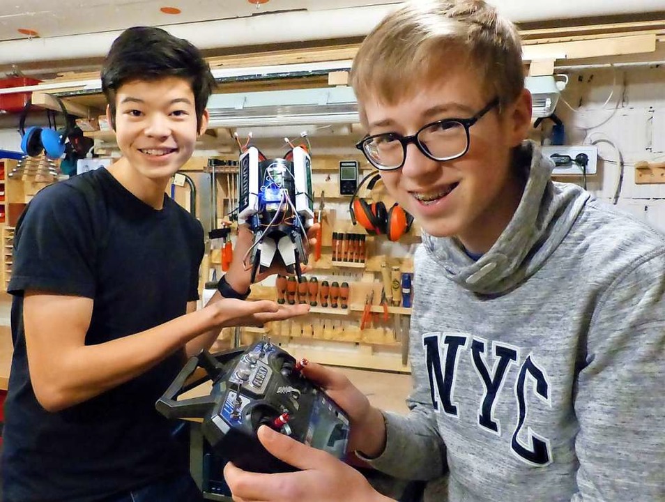 Teilnehmer Greyson Wiesenack und  Simo...it einer  selbstbalancierenden Rakete.  | Foto: Sick AG