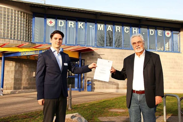 Dominik Suter (links), neuer Vorsitzen...uen Ehrenvorsitzenden des Ortsvereins.  | Foto: Mario Schneberg