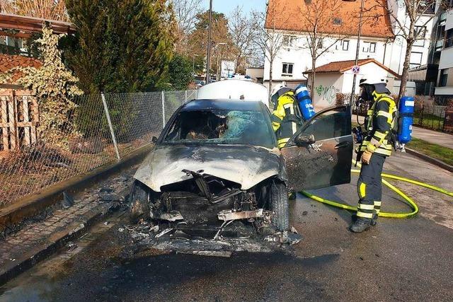 Feuerwehr lscht Fahrzeugbrand in Mllheim