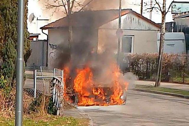 Das Auto brannte vllig aus.  | Foto: Volker Mnch