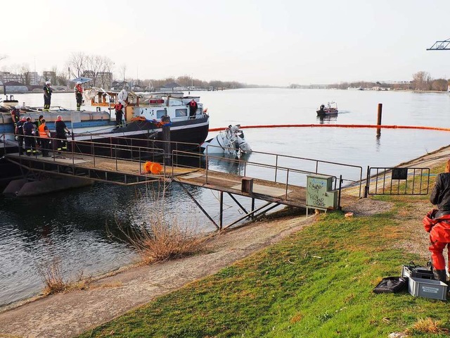 Der Betonmischer verkeilte sich an dem Schiff.  | Foto: Herbert Frey