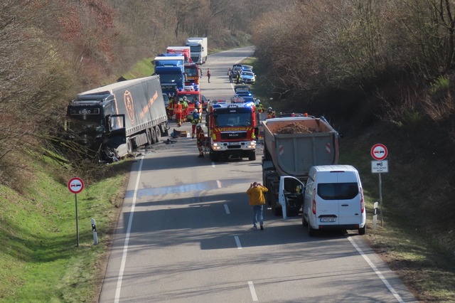 Wegen des Verkehrsunfalls musste die B34 in beiden Richtungen gesperrt werden.   | Foto: Gerd Leutenecker
