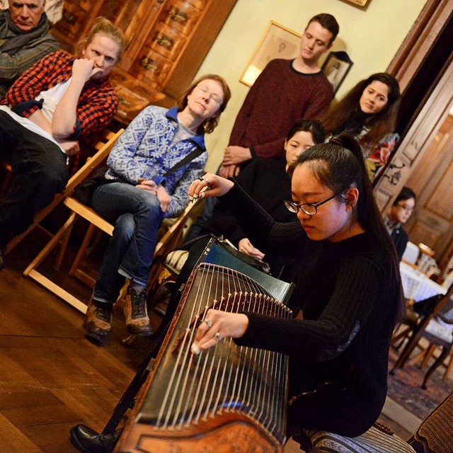 Qi Li spielt auf der Guzheng. Rechts a...undeskreis-Mitgrnderin Simone Harre.   | Foto: Rita Eggstein