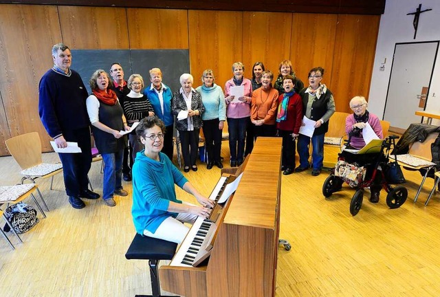 Susanne Aouda am Klavier schafft die G...erstagnachmittag ein Lied zum anderen.  | Foto: Ingo Schneider