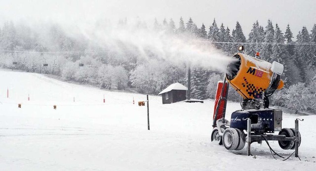 Ohne knstlichen Schnee geht nichts mehr:  Schneekanone auf dem Feldberg   | Foto: Patrick Seeger
