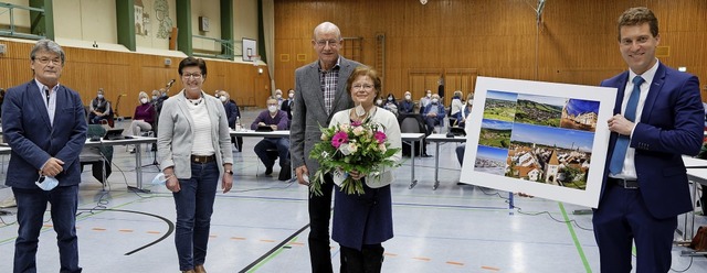 Dank fr fast 32 Jahre Einsatz im Geme...aroska und Brgermeister Tobias Metz.   | Foto: Martin Wendel