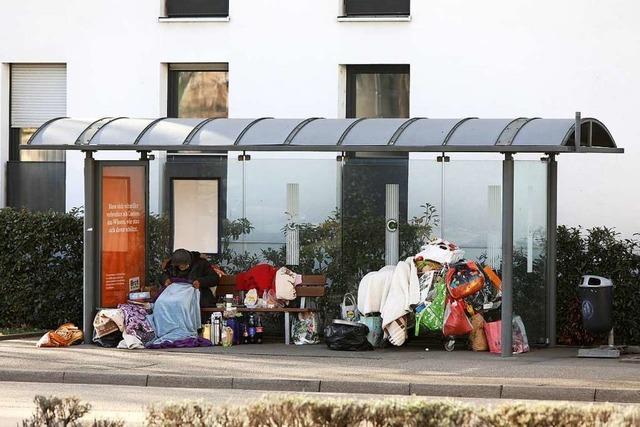 Obdachloser muss Bushaltestelle am Doler Platz in Lahr rumen