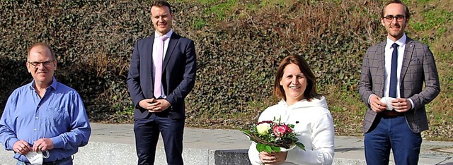 Blumen und ein herzliches Willkommen  ... Brgermeister Benjamin Bohn (rechts).  | Foto: Herbert Trogus