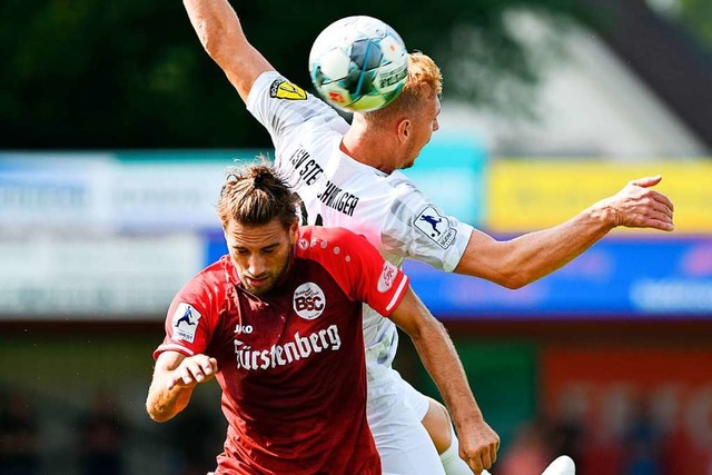 Gegen seinen Ex-Verein TSV Steinbach (...i vom Bahlinger SC (vorne) wieder fit.  | Foto: Claus G. Stoll