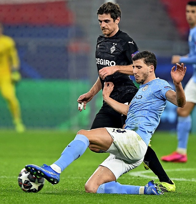 Manchester-Spieler  Ruben Dias (vorne) gegen  Jonas Hofmann   | Foto: ATTILA KISBENEDEK (AFP)