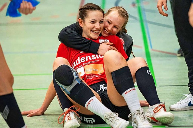 Geherzt nach der Wahl zur Spielerin de...legin Simone Falk in den Arm genommen.  | Foto: Eibner/Drofitsch (imago-images)
