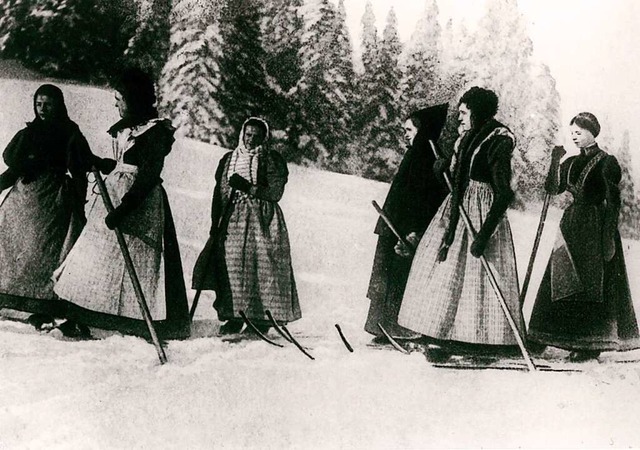 Skiluferinnen auf Feldberg um 1900  | Foto: Katalog 