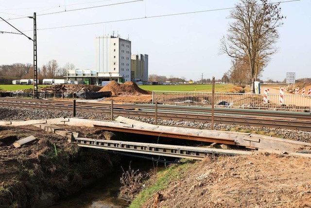 Die Vorarbeiten fr den Einbau von zwe...h bei Niederschopfheim haben begonnen.  | Foto: Christoph Breithaupt