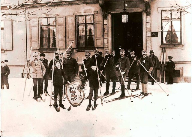Skiclub Todtnau im Januar 1893 vor dem...al, dem Todtnauer &#8222;Ochsen&#8220;  | Foto: Benno Drflinger