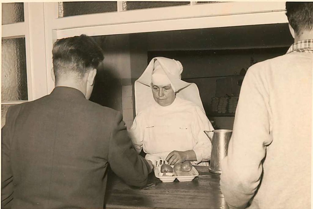 Essensausgabe in der Freiburger &#8222;Mensa academica&#8220; im Jahr 1956  | Foto: SWFR