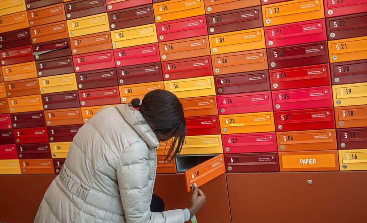 Eine Studentin schliet ihr Postfach i...tudierenden-Wohnheim auf (Symbolbild).  | Foto: Matthias Balk