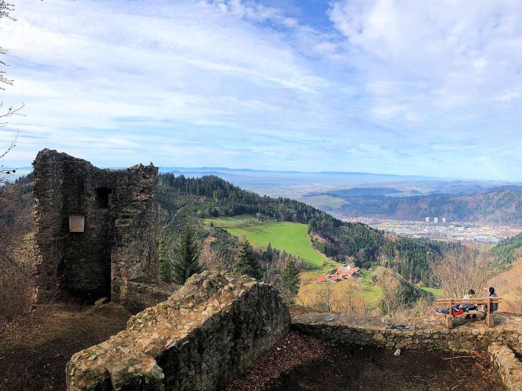 Nachdem der Schnee verschwunden war, wanderte Klaus Holz aus Denzlingen wieder einmal um das Dettenbachtal. Und befand: Der Blick von der Schwarzenburgruine ist immer wieder schn.