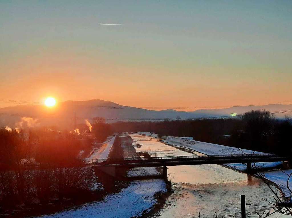 Sonnenaufgang ber den Gebuden der Riegeler Brauerei, fotografiert von Hanne Ziegler