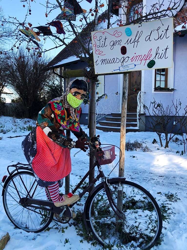 Impfen muss sein,  auch zur fnften Jahreszeit, das findet diese nrrische Radfahrerin, der Regina Schiwitz aus Wyhl begegnete.