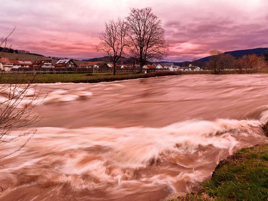 Anfang Februar fhrte die Elz wieder reichlich Hochwasser. Die Aufnahme von Wulbrand Jahnke  entstand am Buchholzer Wehr, mit einer etwas lngeren Belichtungszeit, um das Flieen des Wassers hervorzuheben.