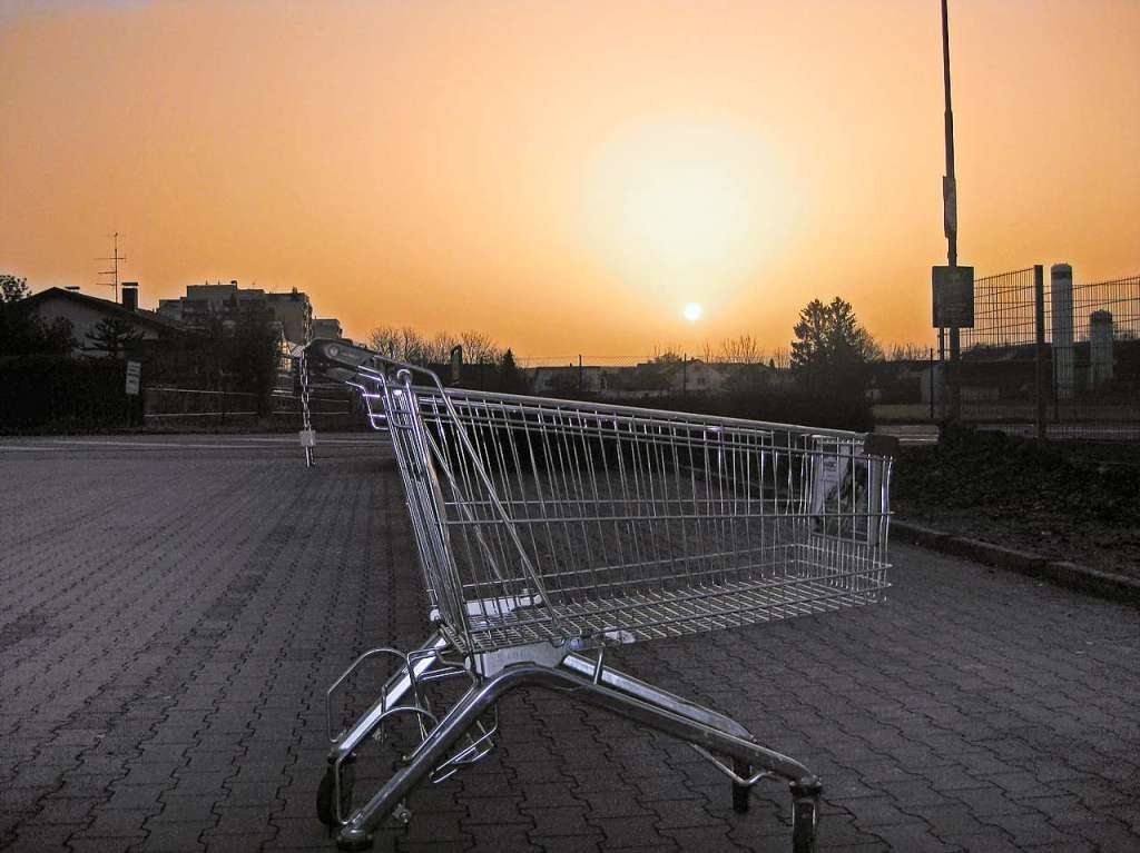 Sonnenuntergang ber dem Kandel, wobei der Saharastaub fr diffuses Licht sorgt, aufgenommen von Hans-Peter Ziesmer aus Endingen auf einem Supermarktparkplatz.