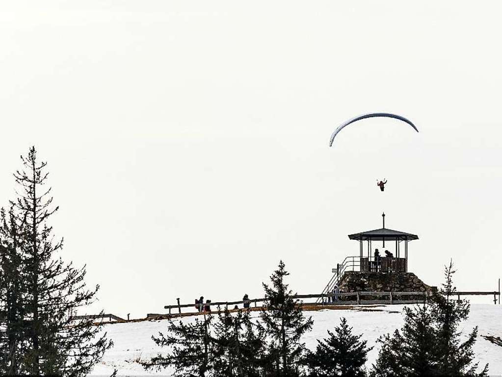 Schafft er oder schafft er es nicht? Ein Gleitschirmflieger im Anflug auf den Landeplatz am Kandel, aufgenommen von Wulbrand Jahnke.