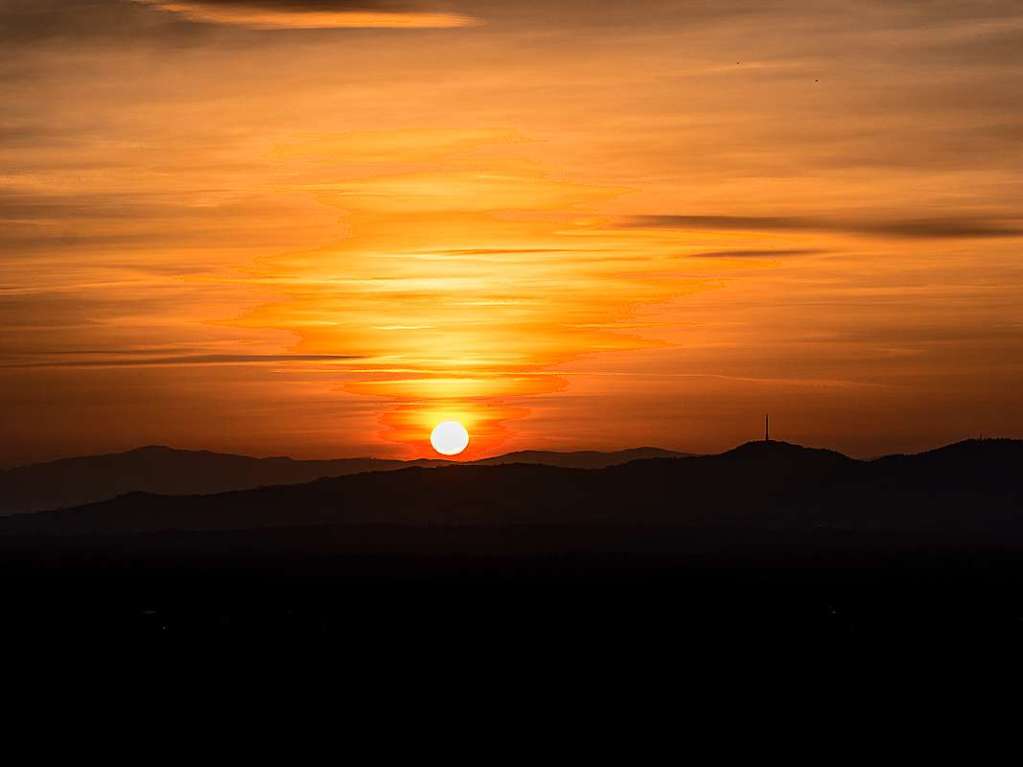 Der Frhling kommt nicht nur mit seinen warmen Temperaturen, er bringt auch herrliche Sonnenuntergnge, findet Carsten Kraft.