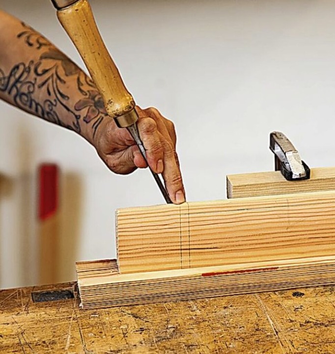 Beim Umgang mit Holz ist handwerkliches Geschick gefragt.  | Foto: Catherine Waibel