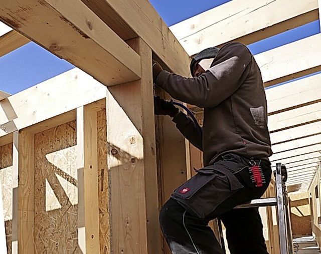 Ein Zimmerer bei der Arbeit  | Foto: Eva Korinth