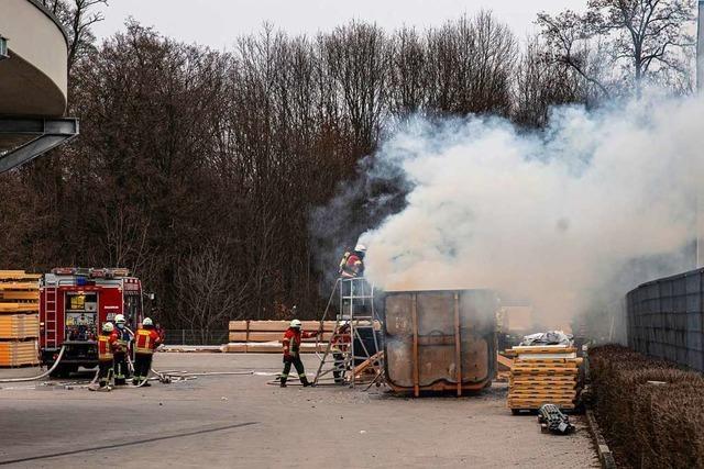 Container mit Dmmmaterial fngt Feuer