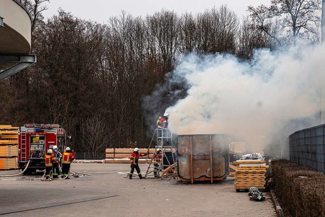 Lscheinsatz der Umkircher Feuerwehr a... Container mit brennendem Dmmmaterial  | Foto: Hubert Gemmert