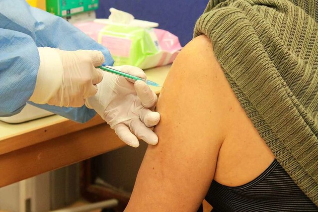 Eine Frau wird vom Mobilen Impfteam geimpft.  | Foto: Annika Sindlinger