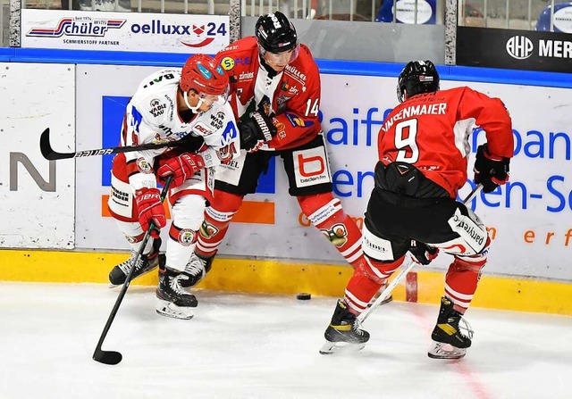 Die EHC-Spieler Simon Danner (Mitte) und Nikolaus Linsenmaier in Aktion  | Foto: Achim Keller