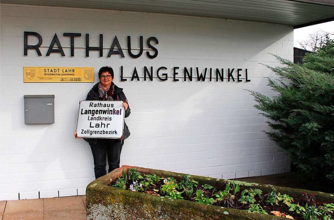 Ortsvorsteherin Annerose Deusch mit de...genwinkel vor der neuen Ortsverwaltung  | Foto: Reiner Beschorner