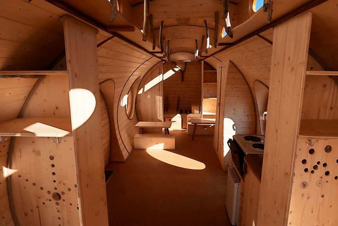 Alles aus Holz: die Einrichtung im Wagen für den geplanten Waldkindergarten.  | Foto: Mehr Raum für Kinder