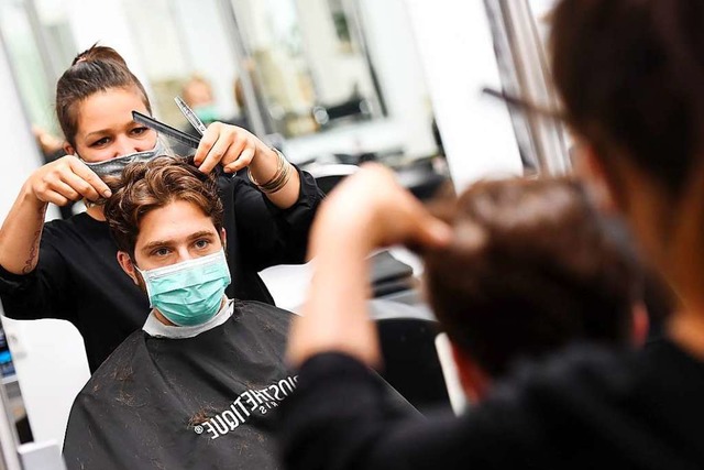 Viele Selbstndige durchleben harte Ze...s drfen Friseure heute wieder ffnen.  | Foto: Angelika Warmuth (dpa)