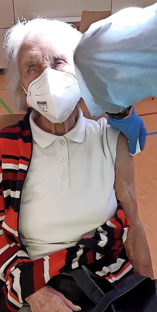 Die 97-jhrige Liselotte Schneider ist...ie in Bonndorf geimpft werden konnte.   | Foto: Ingrid Mann