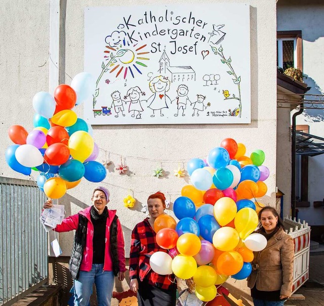 Judith Mutschler, Franziska Khler und...i den Startvorbereitungen der Ballons.  | Foto: Paul Eischet