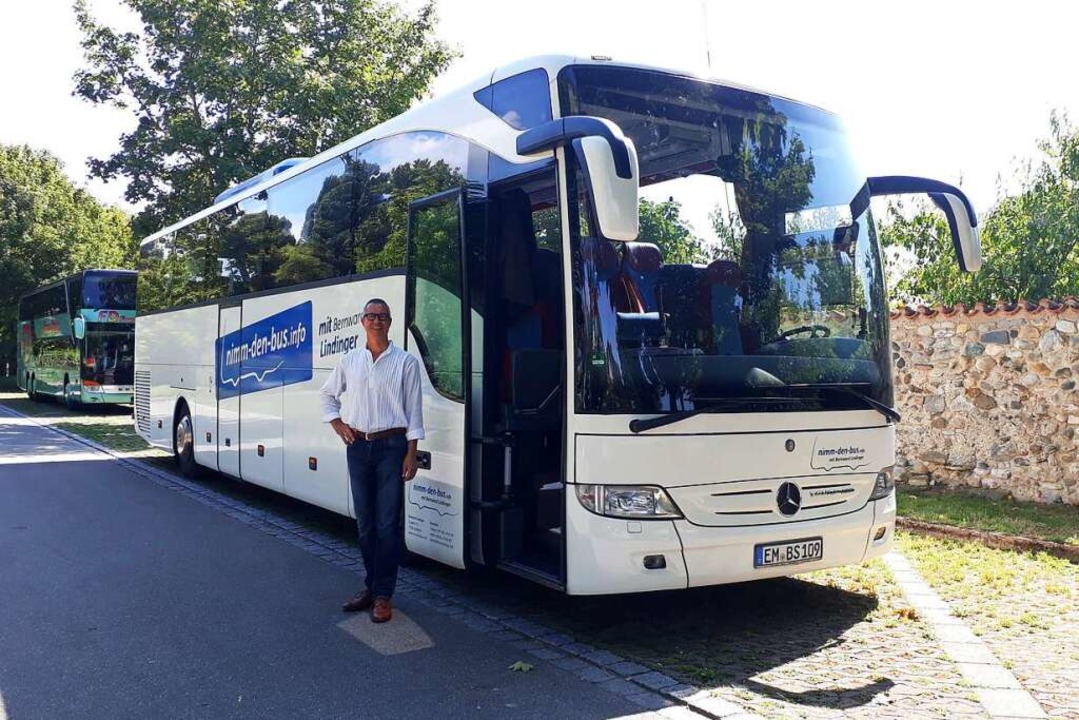 Bernward Lindinger vor seinem Lebenstraum, dem eigenen Bus.   | Foto: ZVG