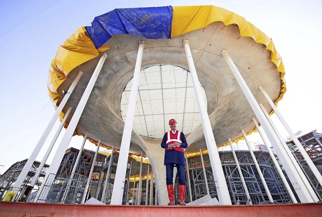 Architekt Christoph Ingenhoven vor ein...Dach des Tiefbahnhofs von Stuttgart 21  | Foto: Sebastian Gollnow (dpa)