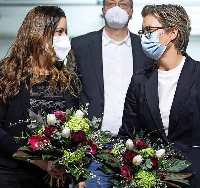 Blumen fr die neuen Vorsitzenden: Jan...r (links)  und Susanne Henning-Wellsow  | Foto: Bernd von Jutrczenka (dpa)