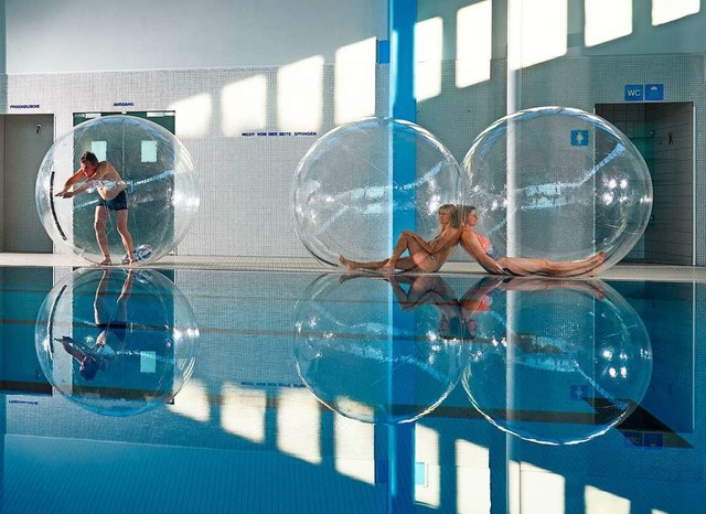 Aufwndige Inszenierung im Neuenburger Hallenbad  | Foto: Florian Mehnert