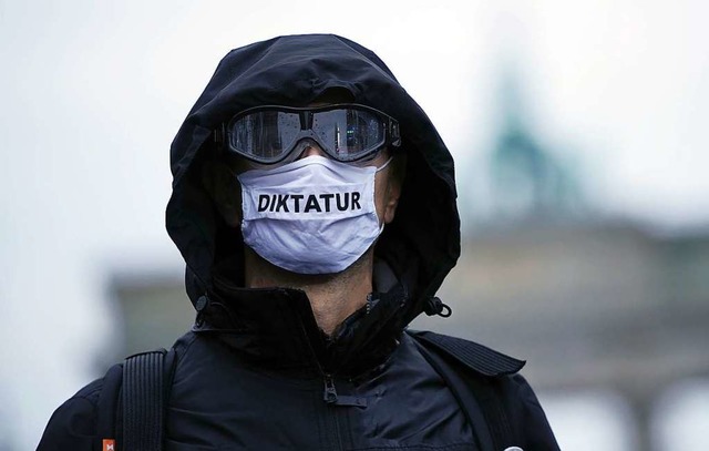 Ein Teilnehmer der Demonstration gegen...schutzgesetz am 18. November in Berlin  | Foto: Michael Kappeler (dpa)