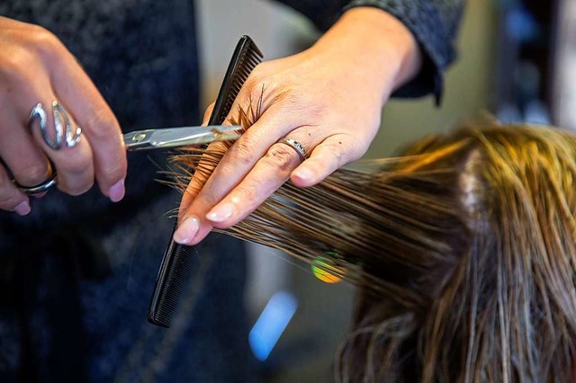 Jetzt schneiden sie wieder: Die Friseurbranche kehrt aus dem Lockdown zurck.  | Foto: Nicolas Maeterlinck (dpa)
