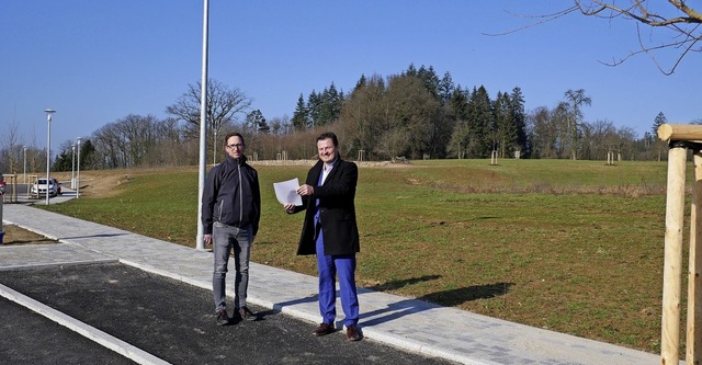 Brgermeister Adrian Schmidle (rechts)...i Mehrfamilienhuser errichten werden.  | Foto: Michael Gottstein