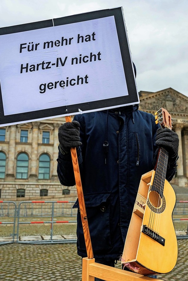 Demonstrant fordert mehr Coronahilfen fr die rmsten.  | Foto: JOHN MACDOUGALL (AFP)