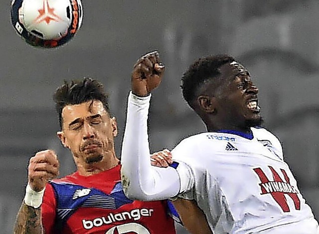 Straburgs Ibrahima Sissoko (rechts) i..., der spt fr Lille zum 1:1 ausglich.  | Foto: Frederic Chambert via www.imago-images.de