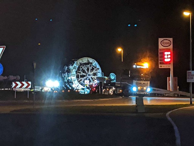 Per nchtlichem Schwertransport wurde ...ert, das Bild entstand am  Trbliring.  | Foto: Duerrmeier Silvano