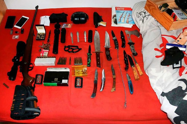 Schusswaffen, Munition, Messer und Handgranaten wurden gefunden.  | Foto: - (dpa)